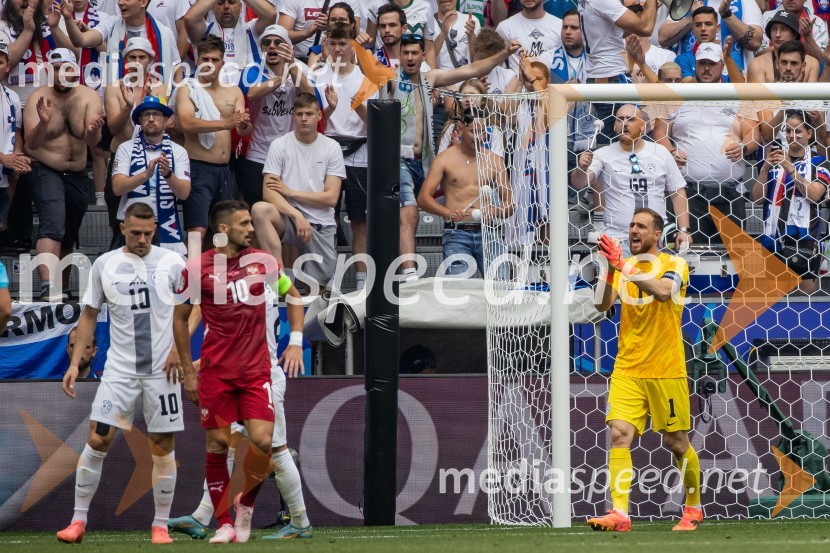  Timi Max Elšnik, nogometaš;  Dušan Tadić, nogometaš, Fenerbahče SK;  Jan Oblak, nogometašSlovenci po golu v 96. minuti ostali brez zmage