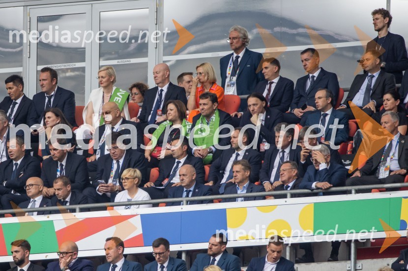  ... ;  Aleksander Čeferin, odvetnik in predsednik UEFE; dr. Nataša Pirc Musar, predsednica Republike Slovenije;  Radenko Mijatovič, predsednik Nogometne zveze Slovenije; dr. Robert Golob, predsednik vlade RS;  Zoran Janković, župan, Mestna občina Ljubljana;  Matjaž Han, minister za gospodarstvo, turizem in športSlovenci po golu v 96. minuti ostali brez zmage