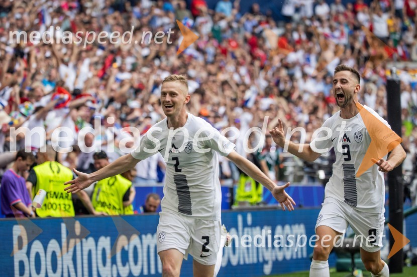  Žan  Karničnik, nogometaš;  Andraž Šporar, nogometašSlovenci po golu v 96. minuti ostali brez zmage