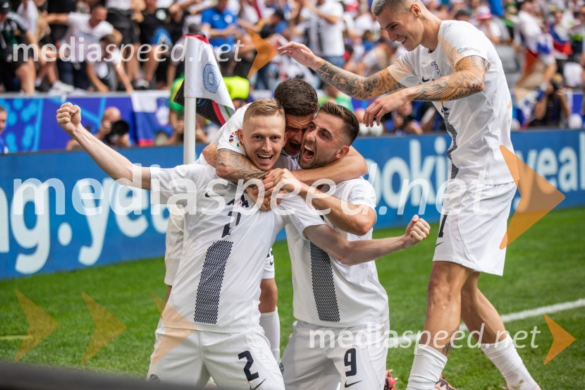  Žan  Karničnik, nogometaš;  Andraž Šporar, nogometašSlovenci po golu v 96. minuti ostali brez zmage