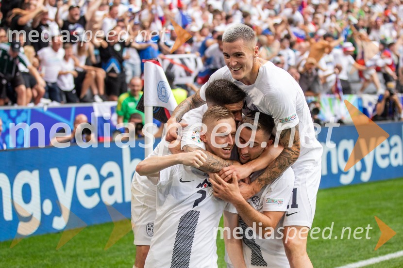  Žan  Karničnik, nogometaš;  Erik Janža, nogometaš;  Benjamin Šeško, nogometaš;  Andraž Šporar, nogometašSlovenci po golu v 96. minuti ostali brez zmage