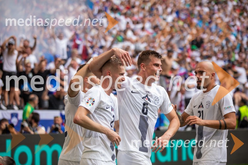  Žan  Karničnik, nogometaš;  Jaka Bijol, nogometaš;  Vanja Drkušić, nogometašSlovenci po golu v 96. minuti ostali brez zmage