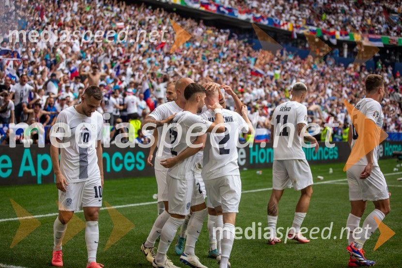  Timi Max Elšnik, nogometaš;  Adam Gnezda Čerin, nogometaš;  Žan  Karničnik, nogometaš;  Benjamin Šeško, nogometaš;  Jaka Bijol, nogometašSlovenci po golu v 96. minuti ostali brez zmage