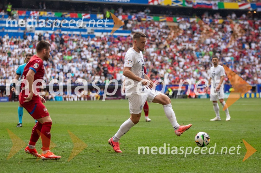  Timi Max Elšnik, nogometašSlovenci po golu v 96. minuti ostali brez zmage