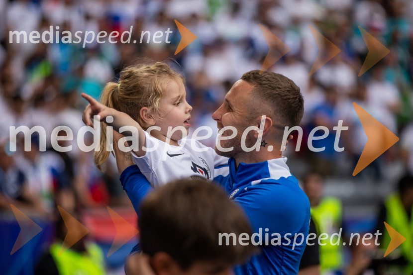  ... ;  Jasmin Kurtić, nogometašSlovenci po golu v 96. minuti ostali brez zmage