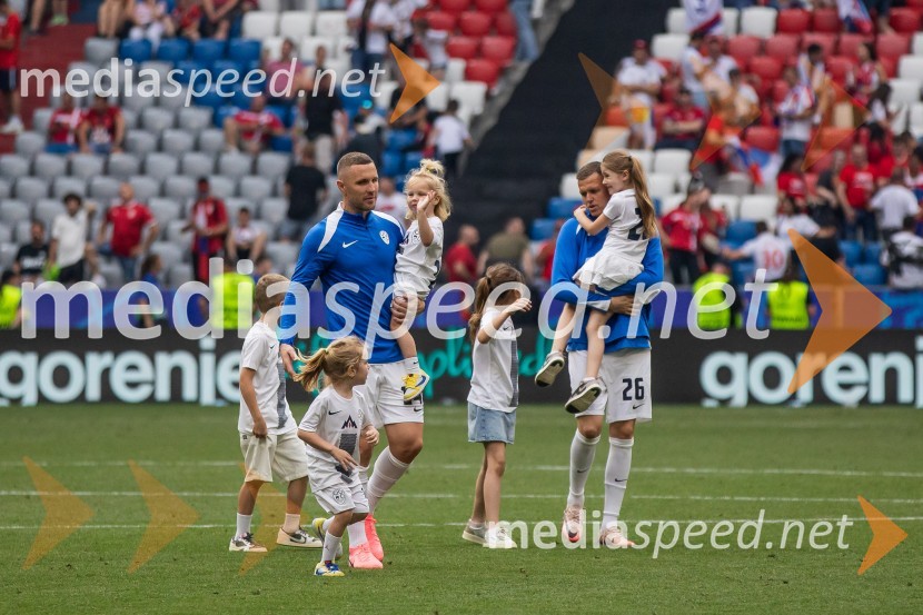  Jasmin Kurtić, nogometaš;  Josip  Iličić, nogometašSlovenci po golu v 96. minuti ostali brez zmage