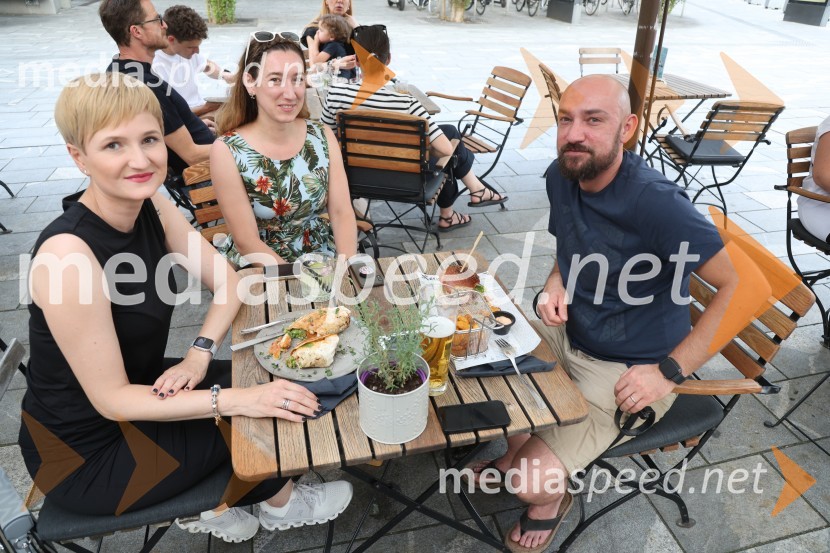  ... ;  Maja Modrinjak, Fotografinja;  ... Magnifico in veliki disko šlager orkester, Lent 2024