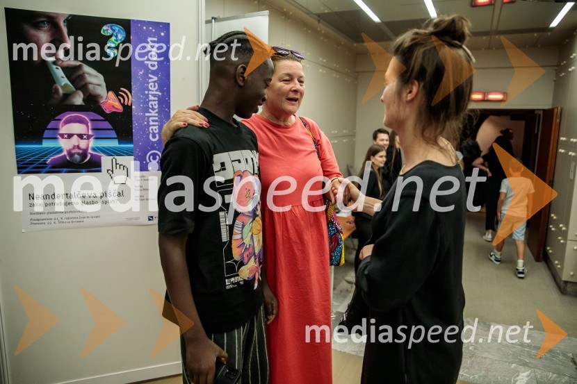  Ruben Gombač;  ... ;  Sara Slivnik, scenografinjaNeandertalčeva piščal, zakaj potrebujemo glasbo, sploh?, premiera v Cankarjevem domu