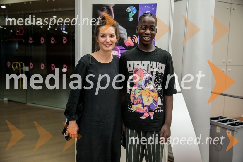  Sara Slivnik, scenografinja;  Ruben GombačNeandertalčeva piščal, zakaj potrebujemo glasbo, sploh?, premiera v Cankarjevem domu