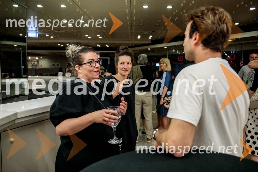  Ivana Djilas, režiserka;  Sara Slivnik, scenografinjaNeandertalčeva piščal, zakaj potrebujemo glasbo, sploh?, premiera v Cankarjevem domu