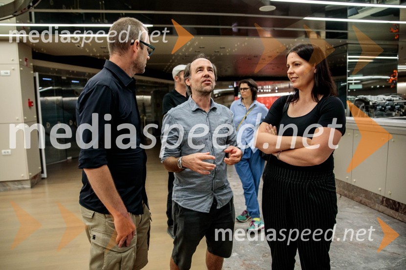  ... ;  Peter Uhan, fotograf;  ... Neandertalčeva piščal, zakaj potrebujemo glasbo, sploh?, premiera v Cankarjevem domu