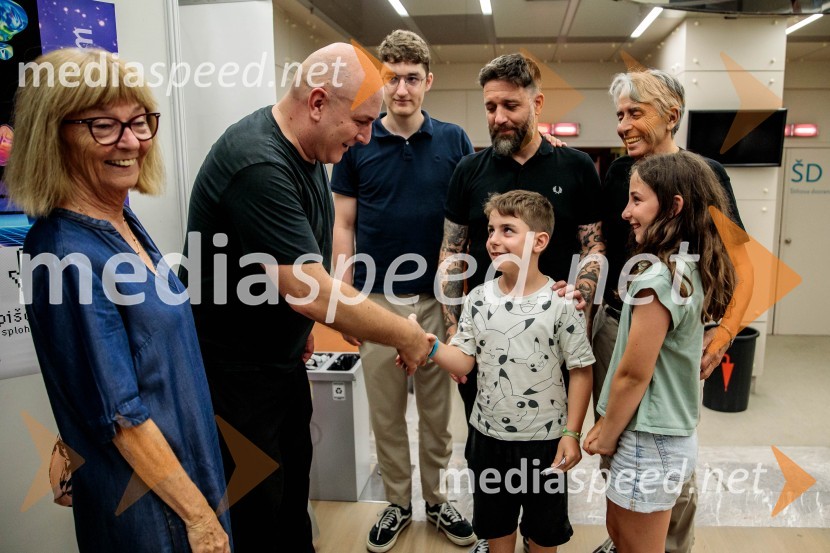  ... ;  Boštjan Gombač, glasbenik;  ... ;  Žiga  Gombač, pisatelj in pesnik, avtor stripa Cukrarna;  ... ;  ... ;  ... Neandertalčeva piščal, zakaj potrebujemo glasbo, sploh?, premiera v Cankarjevem domu