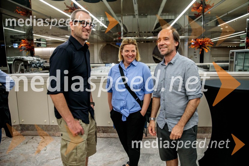  ... ;  ... ;  Peter Uhan, fotografNeandertalčeva piščal, zakaj potrebujemo glasbo, sploh?, premiera v Cankarjevem domu