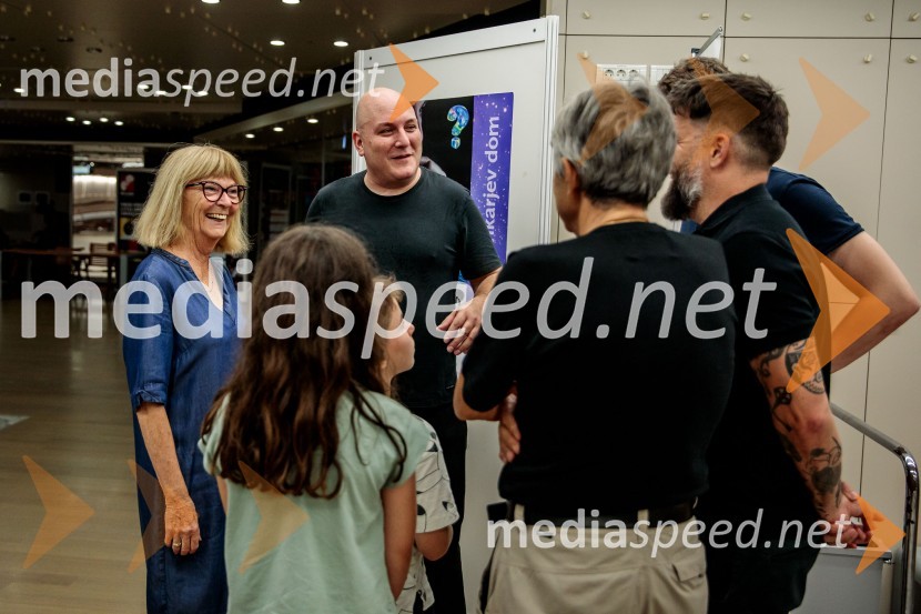  ... ;  Boštjan Gombač, glasbenikNeandertalčeva piščal, zakaj potrebujemo glasbo, sploh?, premiera v Cankarjevem domu