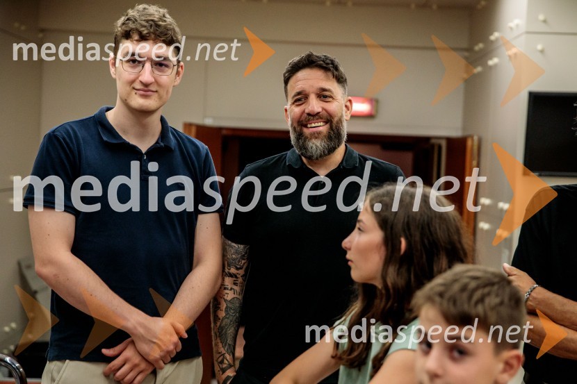  ... ;  Žiga  Gombač, pisatelj in pesnik, avtor stripa CukrarnaNeandertalčeva piščal, zakaj potrebujemo glasbo, sploh?, premiera v Cankarjevem domu