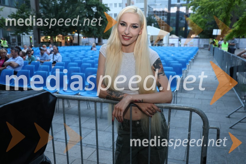  Sara Briški Cirman - Raiven, pevka, harfistkaVečer slovenske popevke, Lent 2024