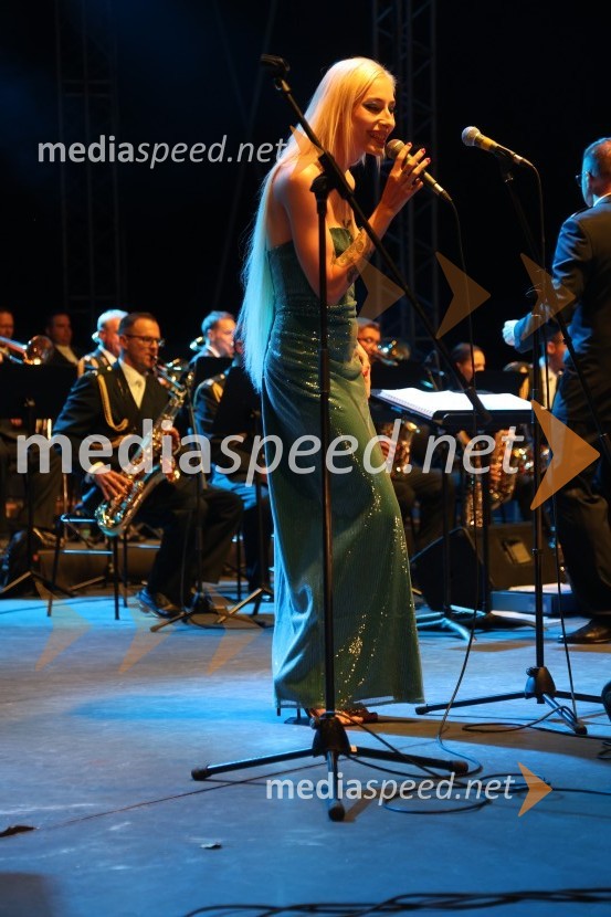  Sara Briški Cirman - Raiven, pevka, harfistkaVečer slovenske popevke, Lent 2024