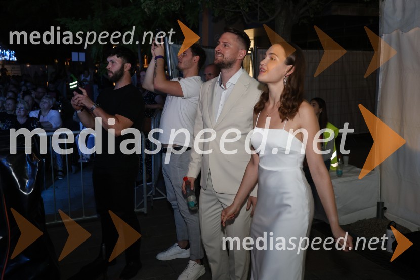  Gregor Ravnik, pevec;  Veronika Strnad, pevkaVečer slovenske popevke, Lent 2024