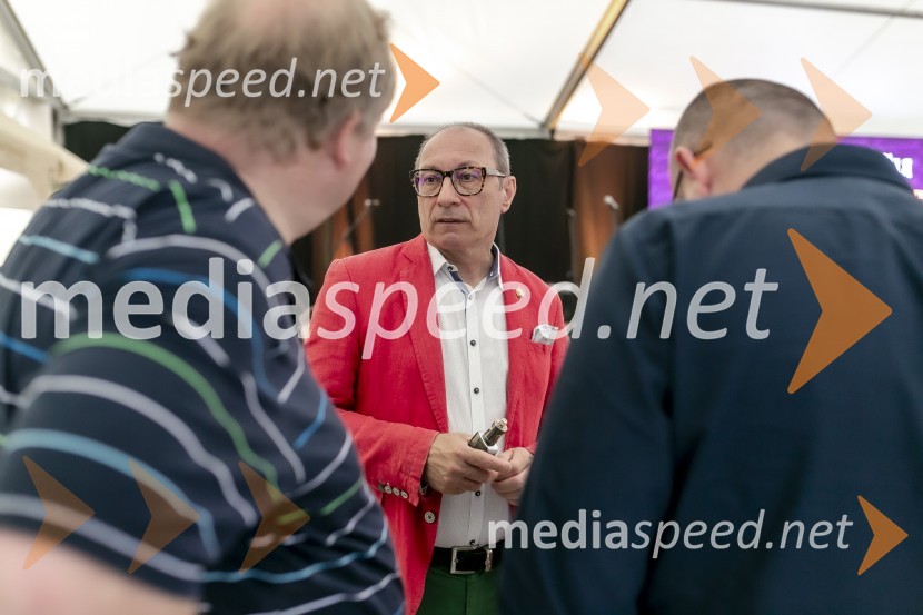  Igor Bratož, novinarKresnika za najboljši roman leta je prejela Anja Mugerli