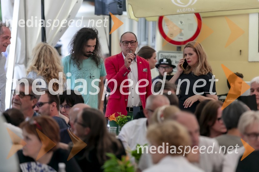  Igor Bratož, novinarKresnika za najboljši roman leta je prejela Anja Mugerli