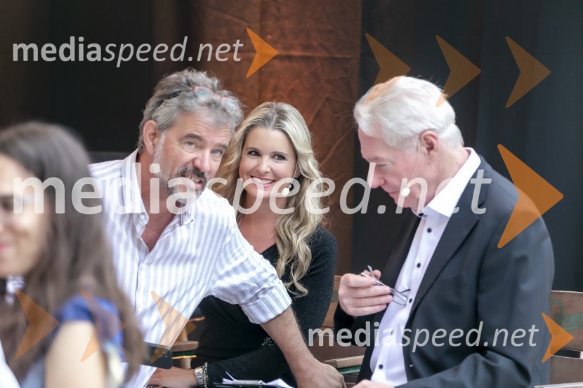  ... ;  Bernarda Žarn, voditeljica;  ... Kresnika za najboljši roman leta je prejela Anja Mugerli