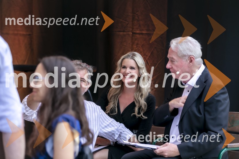  Bernarda Žarn, voditeljica;  ... Kresnika za najboljši roman leta je prejela Anja Mugerli