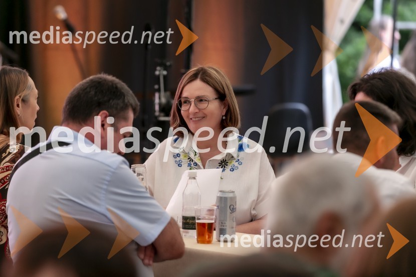  Nataša  Luša, direktorica družbe Delo d.o.o.Kresnika za najboljši roman leta je prejela Anja Mugerli