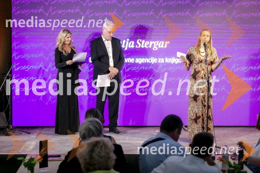  Bernarda Žarn, voditeljica;  ... ;  Katja Stergar, direktorica Javna agencija za knjigoKresnika za najboljši roman leta je prejela Anja Mugerli