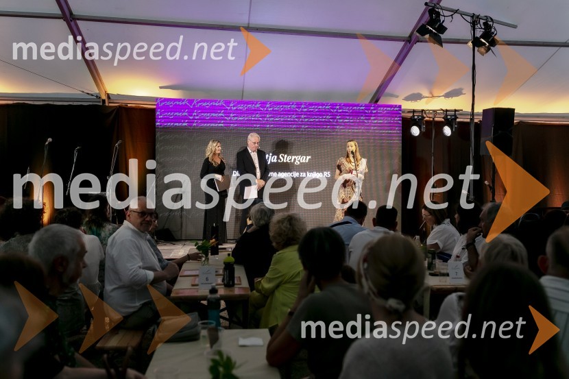  Bernarda Žarn, voditeljica;  ... ;  Katja Stergar, direktorica Javna agencija za knjigoKresnika za najboljši roman leta je prejela Anja Mugerli