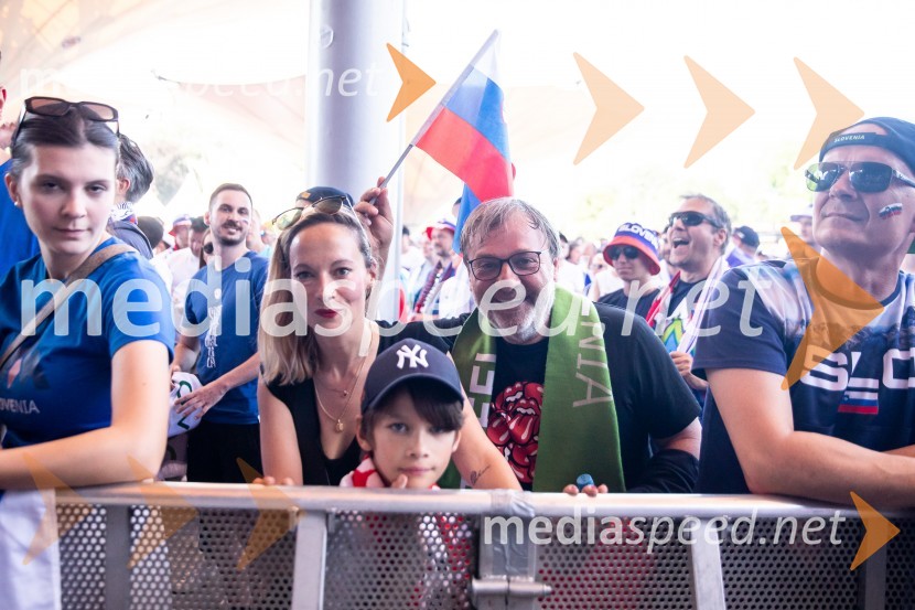 Viktorija Bencik Emeršič, igralka;  Oskar Emeršič;  Bojan Emeršič, igralecSlovenija gre naprej: Slovenci do točke in uvrstitve v osmino finala EURA 2024