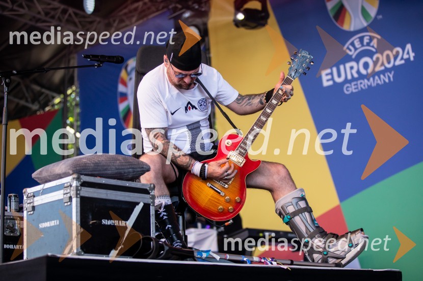  Tomi Meglič, glasbenik, pevec skupine SiddhartaSlovenija gre naprej: Slovenci do točke in uvrstitve v osmino finala EURA 2024