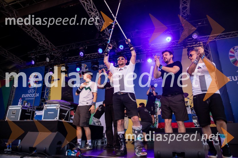  Tomi Meglič, glasbenik, pevec skupine SiddhartaSlovenija gre naprej: Slovenci do točke in uvrstitve v osmino finala EURA 2024