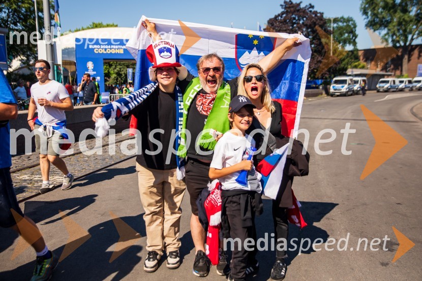  Tibor Emeršič;  Bojan Emeršič, igralec;  Oskar Emeršič;  Viktorija Bencik Emeršič, igralkaSlovenija gre naprej: Slovenci do točke in uvrstitve v osmino finala EURA 2024