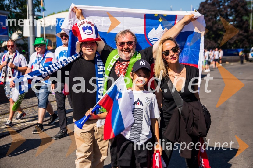  Tibor Emeršič;  Bojan Emeršič, igralec;  Oskar Emeršič;  Viktorija Bencik Emeršič, igralkaSlovenija gre naprej: Slovenci do točke in uvrstitve v osmino finala EURA 2024