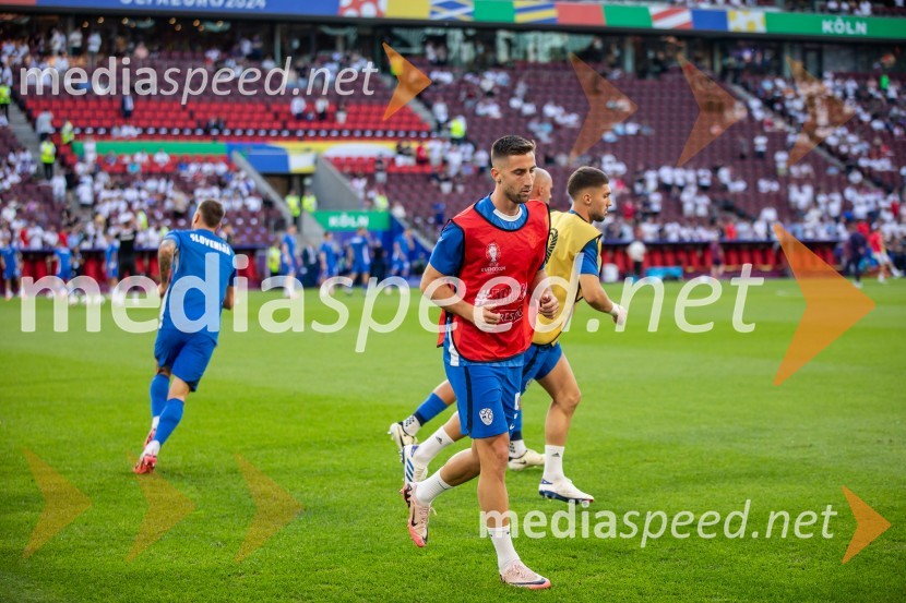  Andraž Šporar, nogometašSlovenija gre naprej: Slovenci do točke in uvrstitve v osmino finala EURA 2024