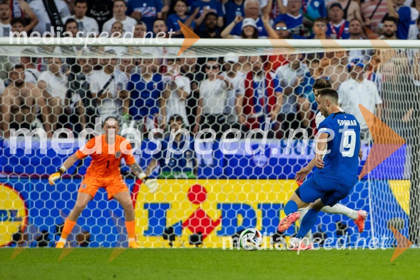  Andraž Šporar, nogometašSlovenija gre naprej: Slovenci do točke in uvrstitve v osmino finala EURA 2024