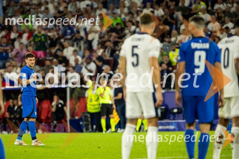  Erik Janža, nogometašSlovenija gre naprej: Slovenci do točke in uvrstitve v osmino finala EURA 2024