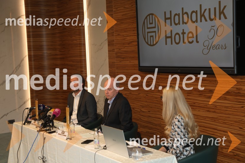  Matevž Frangež, državni sekretar;  Audun Lekve, glavni izvršni direktor, CRE Cottbus;  ... Hotel Habakuk ima novega lastnika in upravljavca