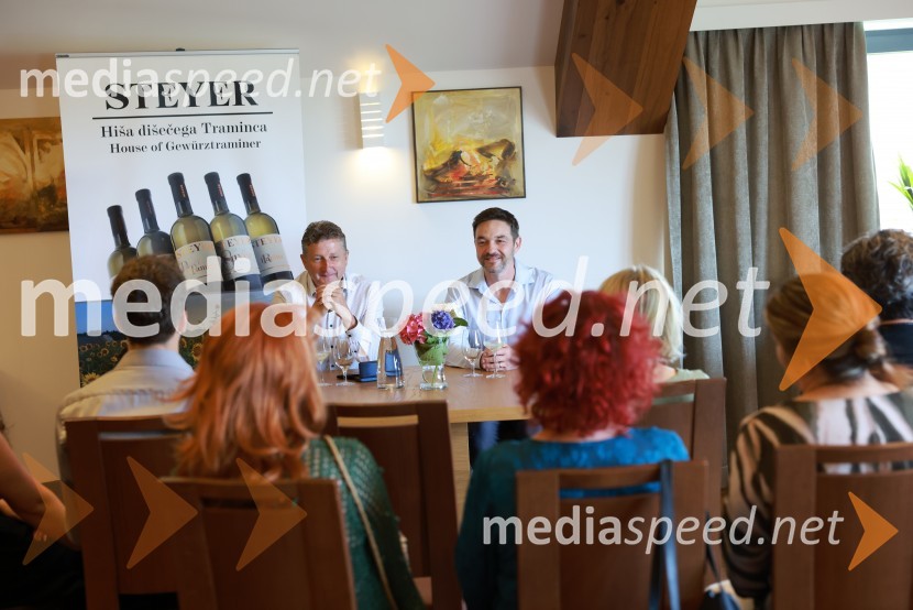  Danilo Steyer,   vinar, Steyer Vina; vinski vitez, predsednik Vinske reprezentance Slovenije; dr. Andrej Steyer, župan občine ApačePredstavitev ampelografskega vrta in nove multisenzorične izkušnje na posestvu Steyer