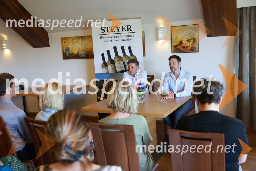  Danilo Steyer,   vinar, Steyer Vina; vinski vitez, predsednik Vinske reprezentance Slovenije; dr. Andrej Steyer, župan občine ApačePredstavitev ampelografskega vrta in nove multisenzorične izkušnje na posestvu Steyer