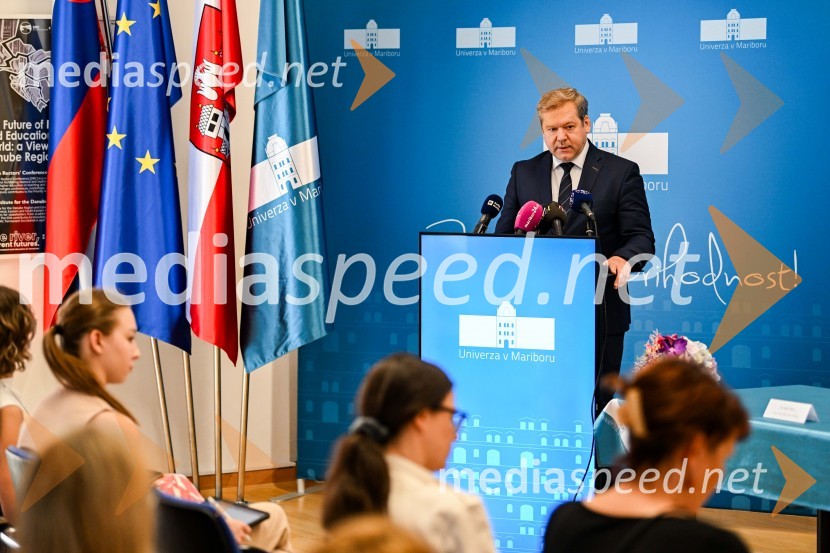   Igor Papič, minister za izobraževanje, znanost in športPodpis pogodbe za (so)financiranje projekta širitve in obnove Fakultete za zdravstvene vede Univerze v Mariboru