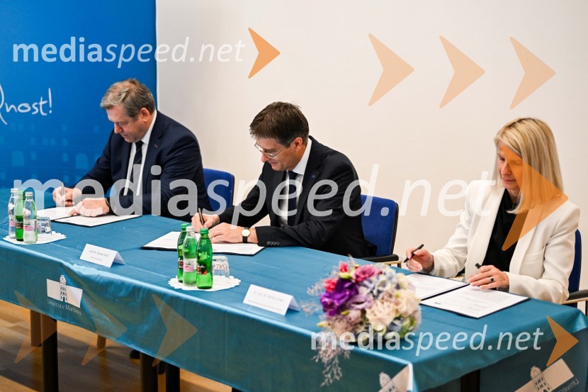   Igor Papič, minister za izobraževanje, znanost in šport; prof. dr. Zdravko Kačič, rektor Univerze v Mariboru;  dr. Mateja  Lorber, dekanja, Fakulteta za zdravstvene vede - FZV MariborPodpis pogodbe za (so)financiranje projekta širitve in obnove Fakultete za zdravstvene vede Univerze v Mariboru