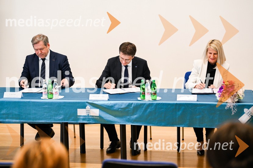   Igor Papič, minister za izobraževanje, znanost in šport; prof. dr. Zdravko Kačič, rektor Univerze v Mariboru;  dr. Mateja  Lorber, dekanja, Fakulteta za zdravstvene vede - FZV MariborPodpis pogodbe za (so)financiranje projekta širitve in obnove Fakultete za zdravstvene vede Univerze v Mariboru