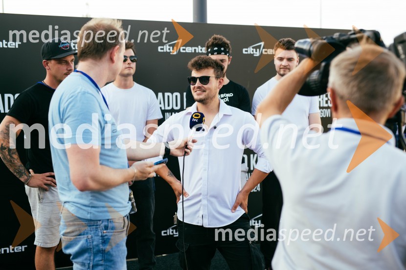  Lovro Ponikvar, vokal, Inšpektorji bandVeliki koncert Vlada Kreslina z Malimi bogovi v Citycentru Celje