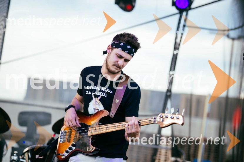  David Lužar, bas kitara, Inšpektorji bandVeliki koncert Vlada Kreslina z Malimi bogovi v Citycentru Celje