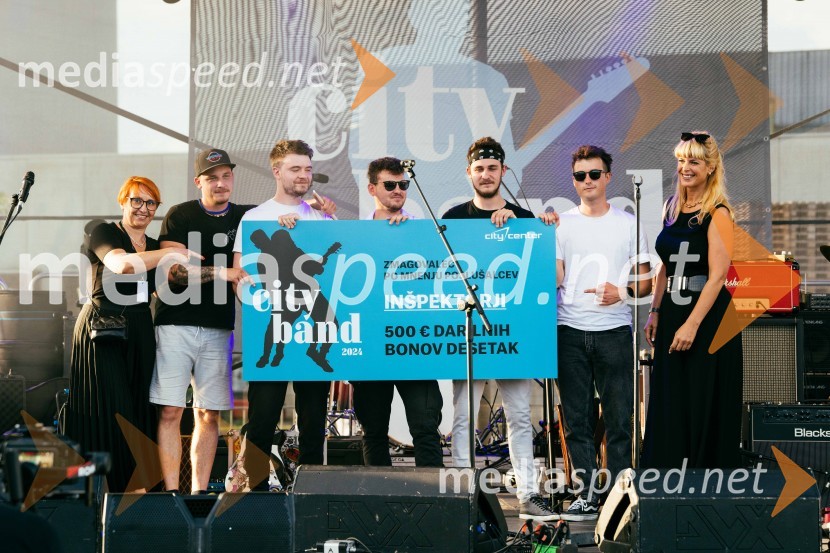  Nena Horvat, vodja marketinga Citycenter Celje;  Rok Lužar, bobni, Inšpektorji band;  Miha Mihelič, Inšpektorji band;  Tim Klun, vokal, Inšpektorji band;  David Lužar, bas kitara, Inšpektorji band;  ... ;  Darja Lesjak, center manager, Citycenter CeljeVeliki koncert Vlada Kreslina z Malimi bogovi v Citycentru Celje