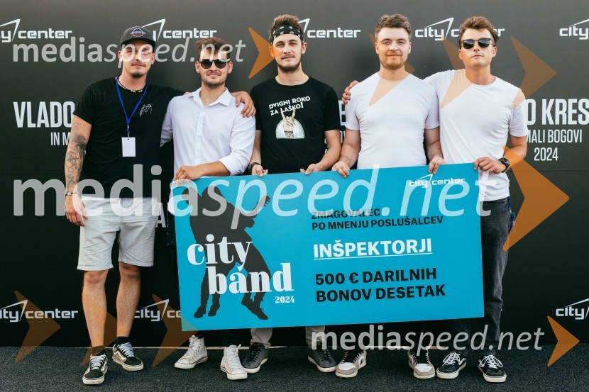  Rok Lužar, bobni, Inšpektorji band;  Lovro Ponikvar, vokal, Inšpektorji band;  David Lužar, bas kitara, Inšpektorji band;  Miha Mihelič, Inšpektorji band;  ... Veliki koncert Vlada Kreslina z Malimi bogovi v Citycentru Celje