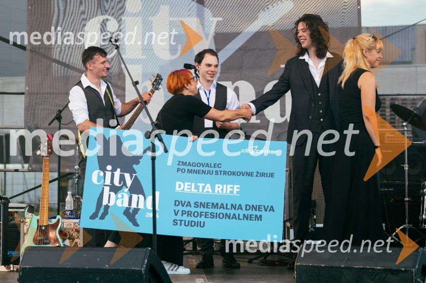  Tilen Lampret, Delta Riff band;  Nena Horvat, vodja marketinga Citycenter Celje;  Luka Rener, Delta Riff band;  Tit Potecin, Delta Riff bandVeliki koncert Vlada Kreslina z Malimi bogovi v Citycentru Celje