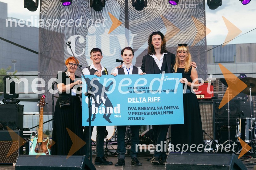 Nena Horvat, vodja marketinga Citycenter Celje;  Tilen Lampret, Delta Riff band;  Luka Rener, Delta Riff band;  Tit Potecin, Delta Riff band;  Darja Lesjak, center manager, Citycenter CeljeVeliki koncert Vlada Kreslina z Malimi bogovi v Citycentru Celje