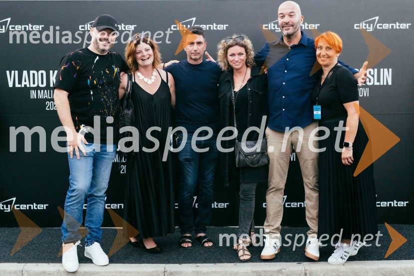  Goran Bojčevski, glasbenik;  Glorija Gračnar, Gloripops;  ... ;  Sonja Rigler, stilistka;  Robert Balen, fotograf;  Nena Horvat, vodja marketinga Citycenter CeljeVeliki koncert Vlada Kreslina z Malimi bogovi v Citycentru Celje